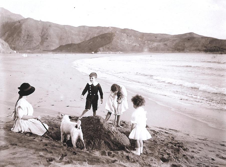 Kitty Willoughby Smith with Alaric, Sheila and Clive, on the sands at Aden .