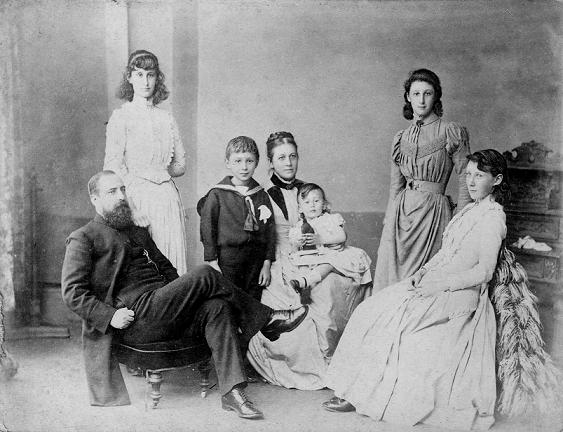 From left to right: James Henry Blackman, Elsie, Aylward, Anne Mary (nee Jacob), George, Flora and Winifred. By kind permission of Liverpool University Archives.