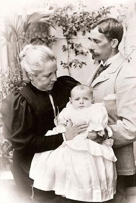 Harold with his mother Emily and Freddie