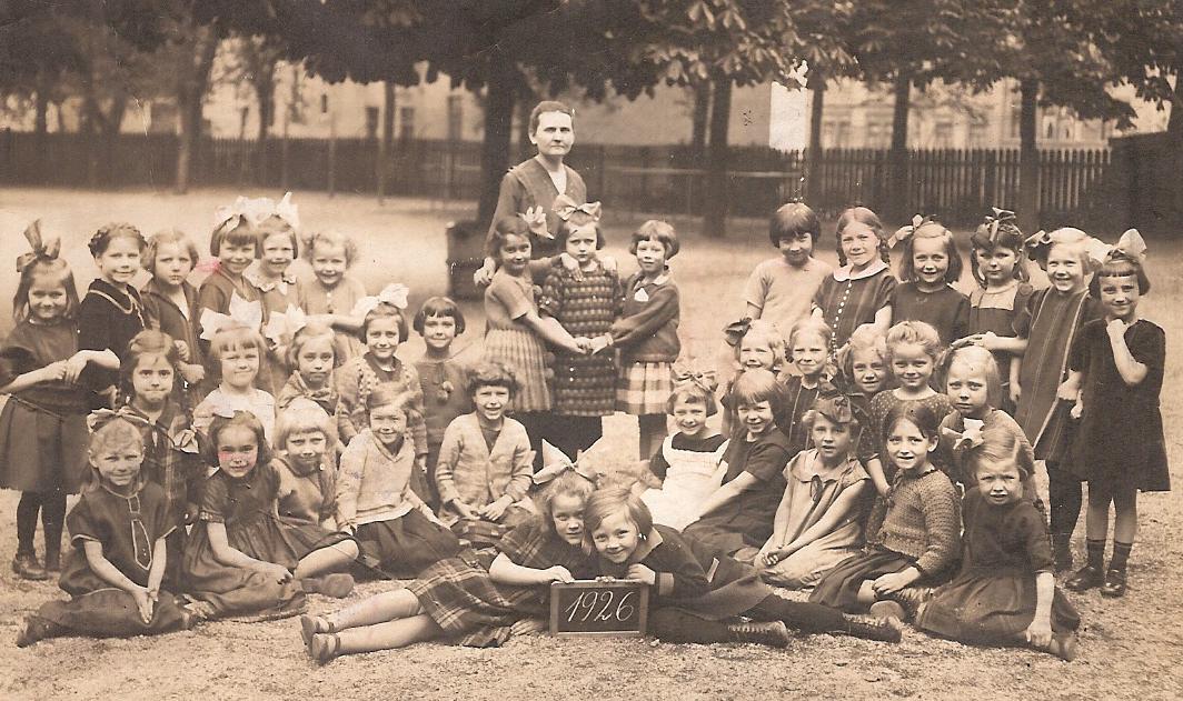 Harriet is standing in the back row, sixth from the right.