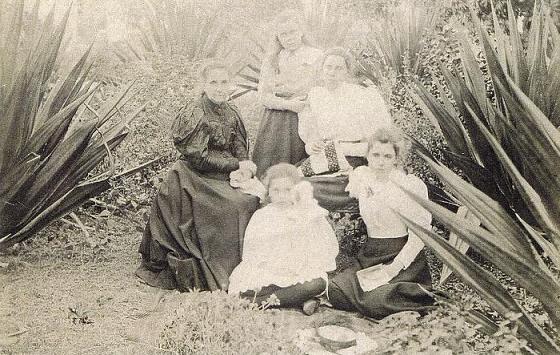 Petronella with, from left to right, Gertrude Petronella, Grace, Edith, Eveline Mary.